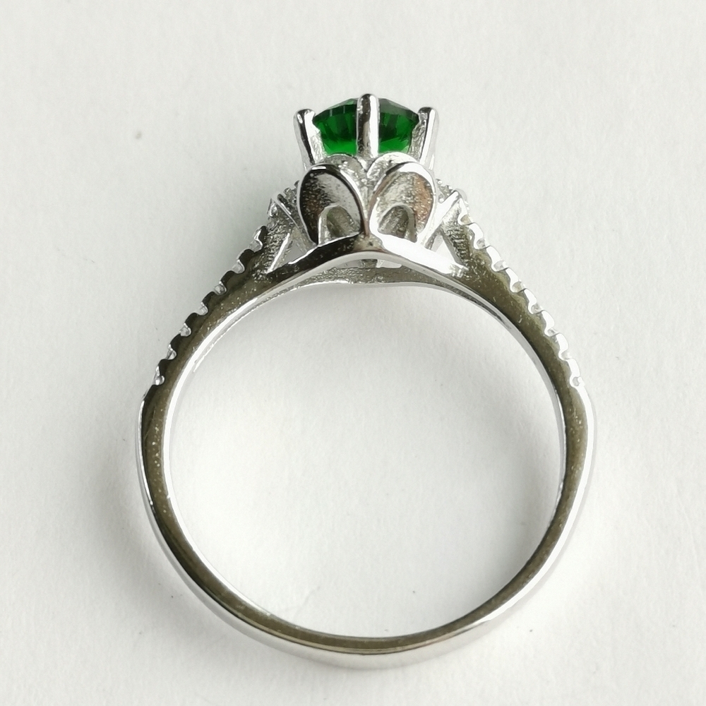 Emerald CZ cocktail ring 14k white gold size 8 - Picture 5 of 7